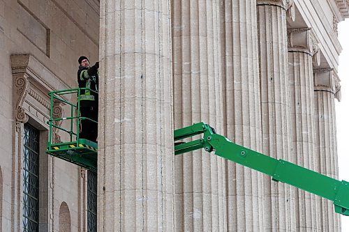 MIKE DEAL / WINNIPEG FREE PRESS
Curtis Demeyer from Lights Unlimited installs strings of lights on the columns at the front of the Manitoba Legislative Building, a total of approximately 3500 bulbs, as part of the festive dressing up for the season and the open house which takes place on Saturday.
231130 - Thursday, November 30, 2023.