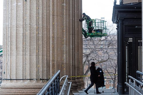 MIKE DEAL / WINNIPEG FREE PRESS
Curtis Demeyer from Lights Unlimited installs strings of lights on the columns at the front of the Manitoba Legislative Building, a total of approximately 3500 bulbs, as part of the festive dressing up for the season and the open house which takes place on Saturday.
231130 - Thursday, November 30, 2023.