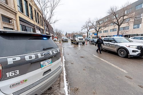 MIKE DEAL / WINNIPEG FREE PRESS
Winnipeg Police have taped off the area in front of the Main Street Project and the Manwin Hotel on Main Street Thursday afternoon. 
231130 - Thursday, November 30, 2023.