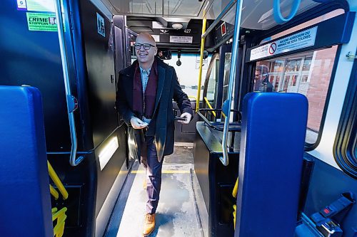 MIKE DEAL / WINNIPEG FREE PRESS
Mayor Scott Gillingham get on a #11 transit bus for the morning commute to City Hall Friday.
See Joyanne Pursaga story
231201 - Friday, December 01, 2023.