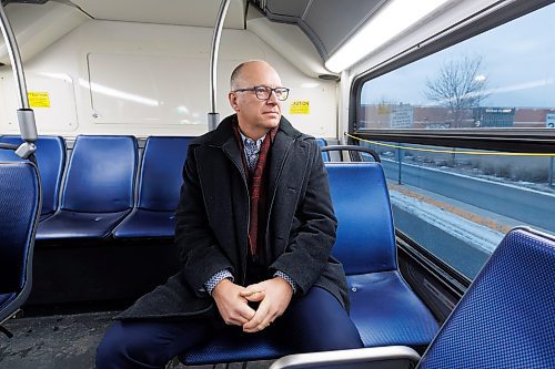 MIKE DEAL / WINNIPEG FREE PRESS
Mayor Scott Gillingham get on a #11 transit bus for the morning commute to City Hall Friday.
See Joyanne Pursaga story
231201 - Friday, December 01, 2023.