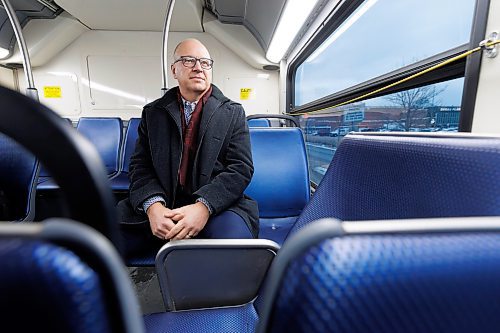 MIKE DEAL / WINNIPEG FREE PRESS
Mayor Scott Gillingham get on a #11 transit bus for the morning commute to City Hall Friday.
See Joyanne Pursaga story
231201 - Friday, December 01, 2023.