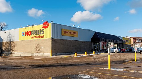 MIKE DEAL / WINNIPEG FREE PRESS
The No Frills on Notre Dame Avenue, 600 Notre Dame, where a worker was stabbed while intervening with a shoplifter.
See Chris Kitching story
231201 - Friday, December 01, 2023.