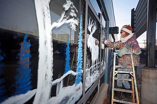 01122023
Brandon artist Anne Boychuk-Bondamann works on a holiday window mural for Westman Communications Group on Park Avenue in Brandon on Friday afternoon. 
(Tim Smith/The Brandon sun)