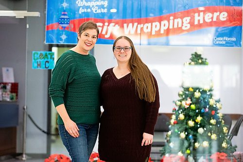 MIKAELA MACKENZIE / WINNIPEG FREE PRESS

Tara Vosbourgh (left) and Mandi Machado, who volunteer by wrapping Christmas presents at Wrapping for a Cure (which supports Cystic Fibrosis Canada), at Kildonan Place on Friday, Dec. 1, 2023. For Aaron Epp story.
Winnipeg Free Press 2023