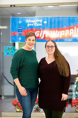 MIKAELA MACKENZIE / WINNIPEG FREE PRESS

Tara Vosbourgh (left) and Mandi Machado, who volunteer by wrapping Christmas presents at Wrapping for a Cure (which supports Cystic Fibrosis Canada), at Kildonan Place on Friday, Dec. 1, 2023. For Aaron Epp story.
Winnipeg Free Press 2023