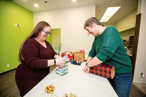 MIKAELA MACKENZIE / WINNIPEG FREE PRESS

Mandi Machado (left) and Tara Vosbourgh, who volunteer by wrapping Christmas presents at Wrapping for a Cure (which supports Cystic Fibrosis Canada), at Kildonan Place on Friday, Dec. 1, 2023. For Aaron Epp story.
Winnipeg Free Press 2023