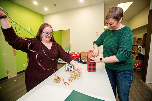 MIKAELA MACKENZIE / WINNIPEG FREE PRESS

Mandi Machado (left) and Tara Vosbourgh, who volunteer by wrapping Christmas presents at Wrapping for a Cure (which supports Cystic Fibrosis Canada), at Kildonan Place on Friday, Dec. 1, 2023. For Aaron Epp story.
Winnipeg Free Press 2023