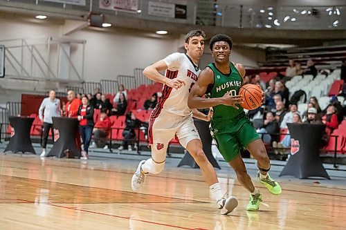 BROOK JONES / WINNIPEG FREE PRESS
The University of Winnipeg Wesmen play host to the visiting University of Saskatchewan Huskties in Canada West men's basketball action inside the Dr. David F. Anderson Gymnasium at the Duckworth Centre at the University of Winnipeg in Winnipeg, Man., Friday, Dec. 1, 2023. Pictured: Winnipeg Wesmen guard Alberto Gordo (No. 9) guards Saskatchewan Huskies guard Fisayo Moibi (No. 10) during first quarter action.