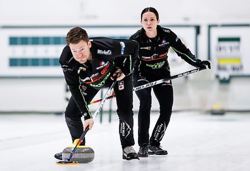 JOHN WOODS / WINNIPEG FREE PRESS
 Laura Walker and Kirk Muyres curl against Kadriana Lott and Brayden Stewart in the Mixed Doubles Super Series final at Fort Rouge CC in Winnipeg Sunday, December 3, 2023. 

Reporter: josh