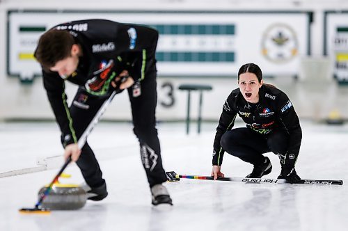 JOHN WOODS / WINNIPEG FREE PRESS
 Laura Walker and Kirk Muyres curl against Kadriana Lott and Brayden Stewart in the Mixed Doubles Super Series final at Fort Rouge CC in Winnipeg Sunday, December 3, 2023. 

Reporter: josh