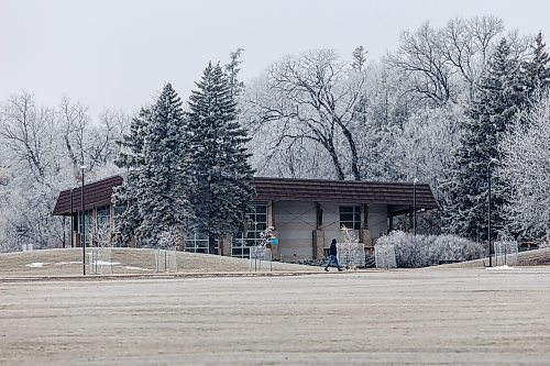 MIKE DEAL / WINNIPEG FREE PRESS
Hoarfrost blankets the landscape of Assiniboine Park Monday afternoon as pedestrians take advantage of the warmer temperatures with the high around -2C.
231204 - Monday, December 04, 2023.