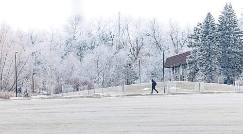 MIKE DEAL / WINNIPEG FREE PRESS
Hoarfrost blankets the landscape of Assiniboine Park Monday afternoon as pedestrians take advantage of the warmer temperatures with the high around -2C.
231204 - Monday, December 04, 2023.