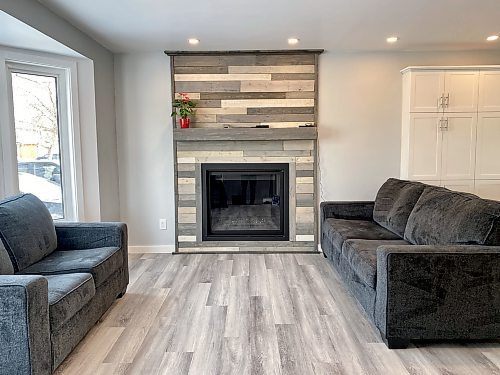 Marc LaBossiere / Winnipeg Free Press
The homeowners&#x2019; fireplace had been upgraded using grey wood tones, and the walls and flooring were chosen to blend in.