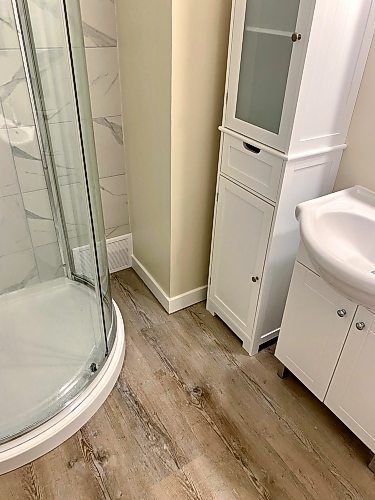 Marc LaBossiere / Winnipeg Free Press
The grey flooring stands out below the white trim and amenities of the bathroom.