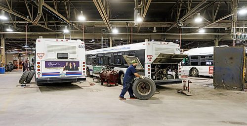 MIKE DEAL / WINNIPEG FREE PRESS
Buses get their tires and brakes repaired.
The Winnipeg Transit Service and Maintenance buildings at 421 Osborne Street.
See AV Kitching story
231205 - Tuesday, December 05, 2023.