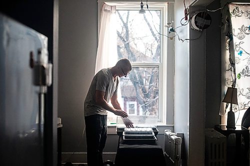 MIKAELA MACKENZIE / WINNIPEG FREE PRESS

Bill Pchakek in his new apartment in the Earl Grey in Winnipeg on Wednesday, Dec. 6, 2023. For Tyler story.
Winnipeg Free Press 2023