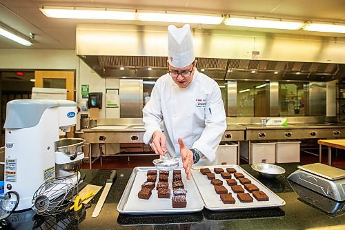 MIKAELA MACKENZIE / WINNIPEG FREE PRESS

RRC baking and pastry instructor Richard Warren with brownies he made with sugar alternatives in Winnipeg on Wednesday, Dec. 6, 2023. For Eva story.
Winnipeg Free Press 2023