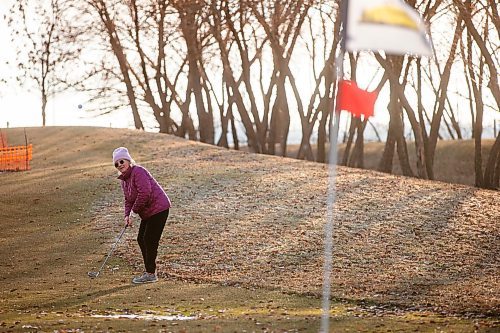 MIKAELA MACKENZIE / WINNIPEG FREE PRESS
	
Deb Peters golfs at the Southside Golf Course, which is open in December for the first time ever due to the unusually mild weather, on Thursday, Dec. 7, 2023. 
Winnipeg Free Press 2023