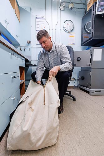 MIKE DEAL / WINNIPEG FREE PRESS
Adam Cunliffe, Supervisor, Customer Services Winnipeg Transit, opens one of two bags full of lost items that was dropped off overnight in the Lost Property office at the Winnipeg Transit Customer Service Centre in the South West Concourse, under Portage and Main.
See AV Kitching story
231206 - Wednesday, December 06, 2023.