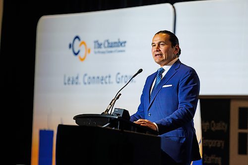 MIKE DEAL / WINNIPEG FREE PRESS
Manitoba Premier Wab Kinew speaks during the The Winnipeg Chamber of Commerce State of the Province Address at the RBC Convention Centre Thursday over the noon hour.
231207 - Thursday, December 07, 2023.