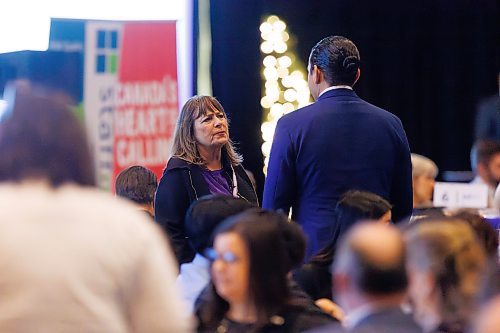 MIKE DEAL / WINNIPEG FREE PRESS
Gail Asper chats with Premier Wab Kinew prior to the start of The Winnipeg Chamber of Commerce State of the Province Address at the RBC Convention Centre Thursday over the noon hour.
231207 - Thursday, December 07, 2023.