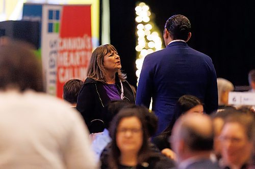 MIKE DEAL / WINNIPEG FREE PRESS
Gail Asper chats with Premier Wab Kinew prior to the start of The Winnipeg Chamber of Commerce State of the Province Address at the RBC Convention Centre Thursday over the noon hour.
231207 - Thursday, December 07, 2023.