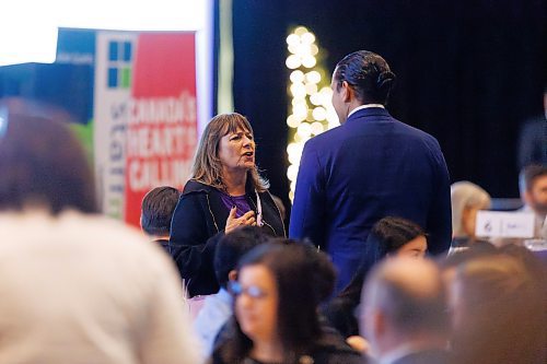 MIKE DEAL / WINNIPEG FREE PRESS
Gail Asper chats with Premier Wab Kinew prior to the start of The Winnipeg Chamber of Commerce State of the Province Address at the RBC Convention Centre Thursday over the noon hour.
231207 - Thursday, December 07, 2023.