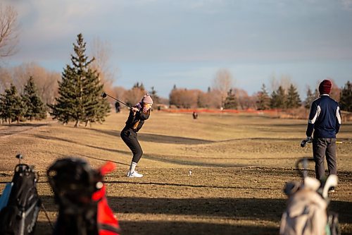 MIKAELA MACKENZIE / WINNIPEG FREE PRESS
	
Paula Langedock tees off at the Southside Golf Course, which is open in December for the first time ever due to the unusually mild weather, on Thursday, Dec. 7, 2023. 
Winnipeg Free Press 2023