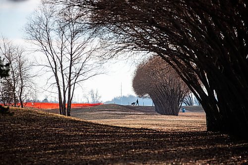 MIKAELA MACKENZIE / WINNIPEG FREE PRESS
	
Golfers play at the Southside Golf Course, which is open in December for the first time ever due to the unusually mild weather, on Thursday, Dec. 7, 2023. 
Winnipeg Free Press 2023