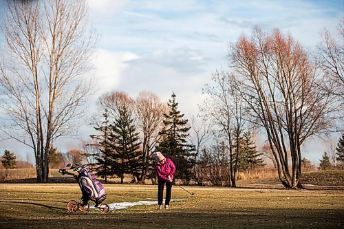 MIKAELA MACKENZIE / WINNIPEG FREE PRESS
	
Deb Peters golfs at the Southside Golf Course, which is open in December for the first time ever due to the unusually mild weather, on Thursday, Dec. 7, 2023. 
Winnipeg Free Press 2023