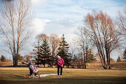 MIKAELA MACKENZIE / WINNIPEG FREE PRESS
	
Deb Peters golfs at the Southside Golf Course, which is open in December for the first time ever due to the unusually mild weather, on Thursday, Dec. 7, 2023. 
Winnipeg Free Press 2023