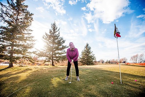 MIKAELA MACKENZIE / WINNIPEG FREE PRESS
	
Deb Peters golfs at the Southside Golf Course, which is open in December for the first time ever due to the unusually mild weather, on Thursday, Dec. 7, 2023. 
Winnipeg Free Press 2023