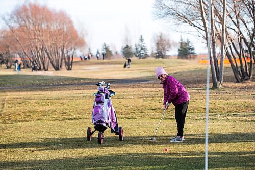 MIKAELA MACKENZIE / WINNIPEG FREE PRESS
	
Deb Peters golfs at the Southside Golf Course, which is open in December for the first time ever due to the unusually mild weather, on Thursday, Dec. 7, 2023. 
Winnipeg Free Press 2023