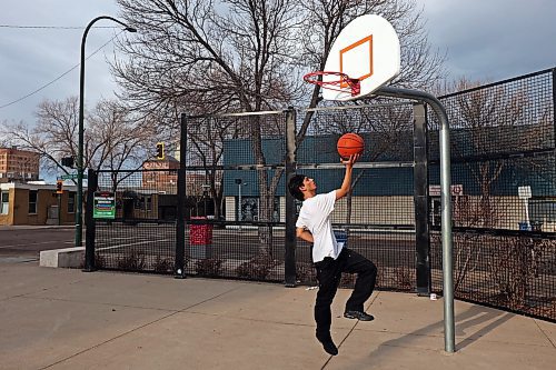 07122023
Manan Singh practices his hoop skills at the basketball net outside the Brandon YMCA in a t-shirt on an unseasonably mild Thursday. 
(Tim Smith/The Brandon Sun)