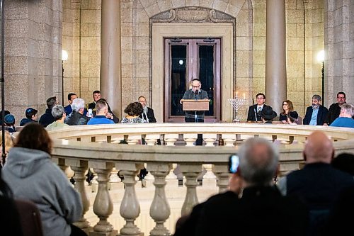 MIKAELA MACKENZIE / WINNIPEG FREE PRESS
	
Michael Eskin leads the crowd in Chanukah songs at the lighting of the menorah at the Manitoba Legislative Building on Thursday, Dec. 7, 2023. 
Winnipeg Free Press 2023