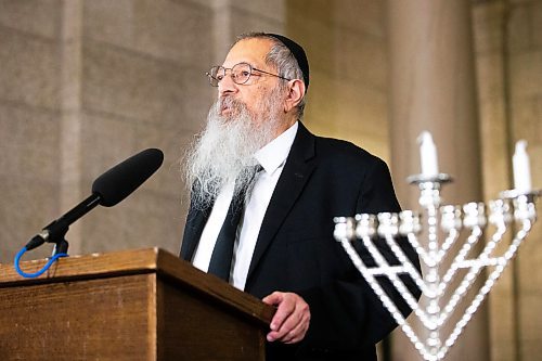 MIKAELA MACKENZIE / WINNIPEG FREE PRESS
	
Rabbi Avrohom Altein speaks before the lighting of the menorah at the Manitoba Legislative Building on Thursday, Dec. 7, 2023. 
Winnipeg Free Press 2023