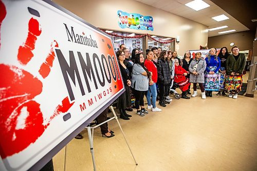 MIKAELA MACKENZIE / WINNIPEG FREE PRESS
	
MMIWG2S family member, dignitaries, and others pose for a group photo at the launch of the new MMIWG licence plates at Ka Ni Kanichih on Friday, Dec. 8, 2023. For Malak story.
Winnipeg Free Press 2023