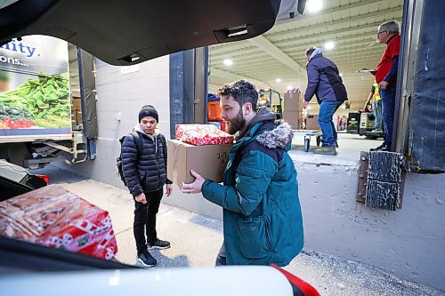 RUTH BONNEVILLE / WINNIPEG FREE PRESS

Local - First Delivery of Christmas Cheer hampers

Wawanesa employees, Yuri Spirkin, Christian Atupan and Max Ewaschuk (green jacket),  load up Christmas hampers into one of their vehicles to deliver them to those in need Friday.  The trio from Wawanesa group were the first delivery crew of the year with hundreds of crews to follow in the coming days and weeks. 

Dec 8th,  2023