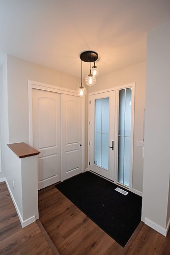 Todd Lewys / Winnipeg Free Press
A nine-foot ceiling, closet with eight-foot sliding doors and eight-foot entry door combine to give the sunken foyer a wonderful blend of style and function.