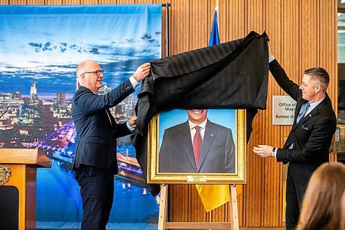 MIKAELA MACKENZIE / WINNIPEG FREE PRESS
	
Mayor Scott Gillingham (left) and former mayor Brian Bowman unveil Bowman&#x573; mayoral portrait at City Hall on Monday, Dec. 11, 2023.
Winnipeg Free Press 2023