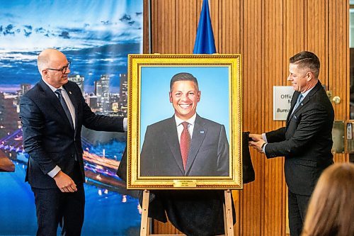 MIKAELA MACKENZIE / WINNIPEG FREE PRESS
	
Mayor Scott Gillingham (left) and former mayor Brian Bowman unveil Bowman&#x573; mayoral portrait at City Hall on Monday, Dec. 11, 2023.
Winnipeg Free Press 2023