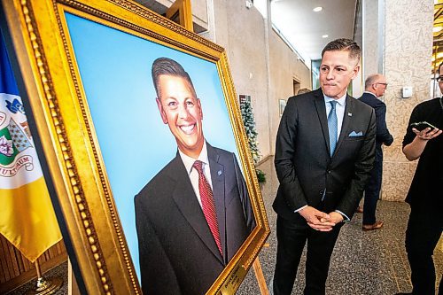 MIKAELA MACKENZIE / WINNIPEG FREE PRESS
	
Former mayor Brian Bowman takes a look at his brand new mayoral portrait at City Hall on Monday, Dec. 11, 2023.
Winnipeg Free Press 2023