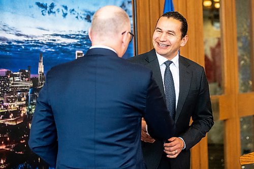 MIKAELA MACKENZIE / WINNIPEG FREE PRESS
	
Mayor Scott Gillingham and premier Wab Kinew shake hands at the unveiling of Bowman&#x573; mayoral portrait at City Hall on Monday, Dec. 11, 2023.
Winnipeg Free Press 2023