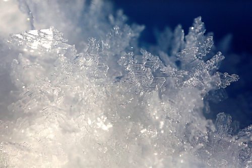 Large crystals of frost form on the top of recently-fallen snow around the shore of Lake Clementi on Monday morning. (Matt Goerzen/The Brandon Sun)