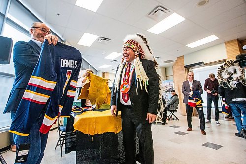MIKAELA MACKENZIE / WINNIPEG FREE PRESS
Jim Ludlow, True North Real Estate Development president (left), and Jerry Daniels, grand chief of the Southern ChiefsՠOrganization, exchange gifts after the signing of a memorandum of understanding at Portage Place on Tuesday, Dec. 12, 2023. For Joyanne story.
Winnipeg Free Press 2023