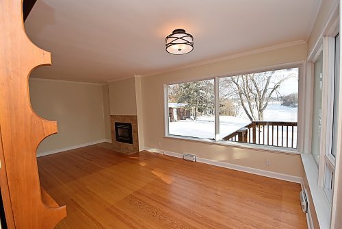 Todd Lewys / Winnipeg Free Press
A huge window on the living room&#x2019;s rear wall provides a picture-perfect river view while a gas fireplace provides a cosy spot to curl up and enjoy the view during the winter months.