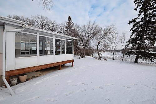 Todd Lewys / Winnipeg Free Press
Surrounded by windows, the three-season sunroom looks down the river to the east and west.