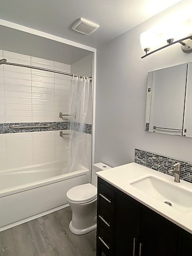 Marc LaBossiere / Winnipeg Free Press
A dark vanity cabinet with white quartz countertop was chosen to contrast the light greys on the walls and floor.