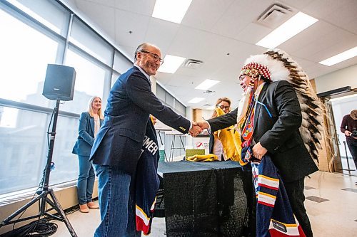 MIKAELA MACKENZIE / WINNIPEG FREE PRESS
Jim Ludlow, True North Real Estate Development president (left), and Jerry Daniels, grand chief of the Southern ChiefsՠOrganization, exchange gifts after the signing of a memorandum of understanding at Portage Place on Tuesday, Dec. 12, 2023. For Joyanne story.
Winnipeg Free Press 2023